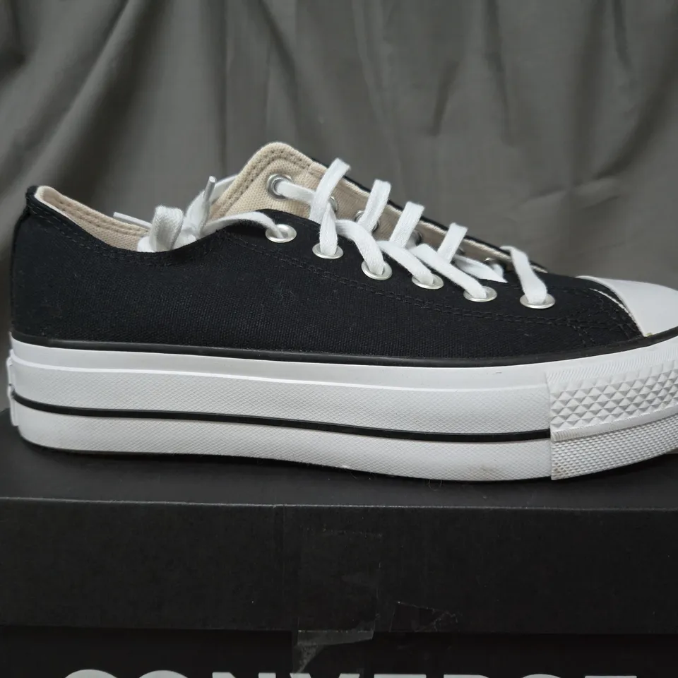 CONVERSE WOMENS LIFT WIDE FOUNDATION OX TRAINERS - SIZE 5