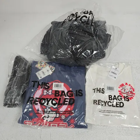 APPROXIMATELY 14 ASSORTED CLOTHING ITEMS IN VARIOUS SIZES, COLOURS & STYLES TO INCLUDE WIDE DENIM JEANS, JONNY SHORT SLEEVE GRAPHIC TEE, LICENSE SAMMY HOODIE, ETC