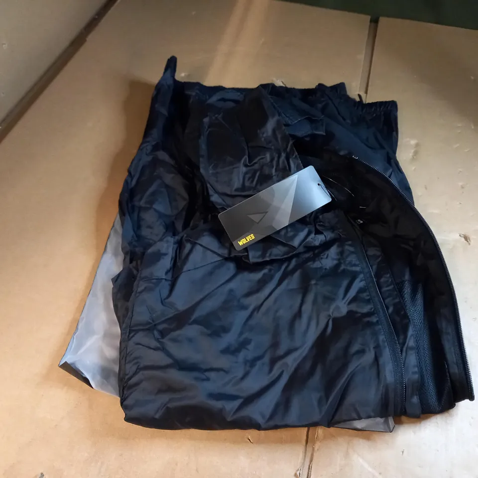 ESSENTAIL SHOWER JACKET 3XL - WOLVERHAMPTON WANDERERS FOOTBALL CLUB BRANDED
