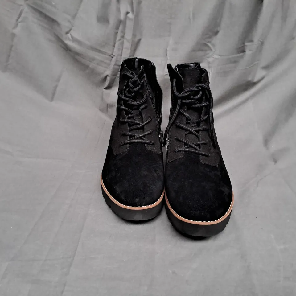 BOXED PAIR OF VIONIC LARSON LACE UP BOOTS IN BLACK SIZE 9
