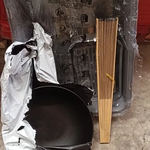 PALLET OF ASSORTED ITEMS INCLUDING - COOKING PAN, HAND FAN, KITCHEN STORAGE TRAY