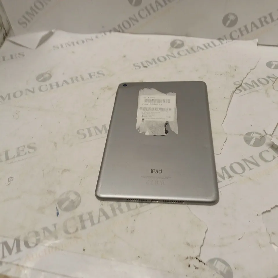 APPLE IPAD IN SILVER MODEL A1538 