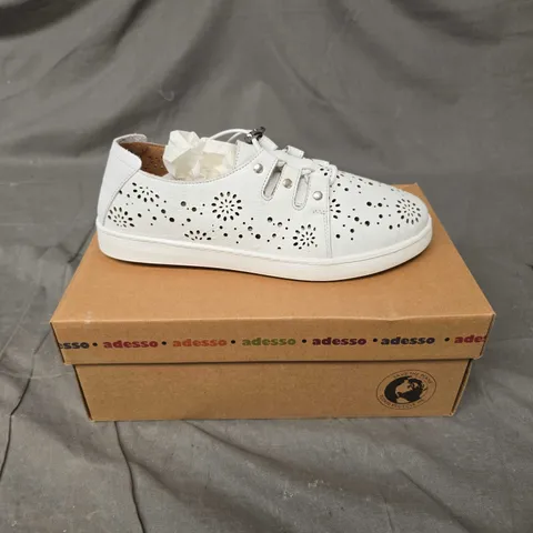 BOXED PAIR OF ADESSO FLORAL PINHOLE TRAINERS IN WHITE - 6