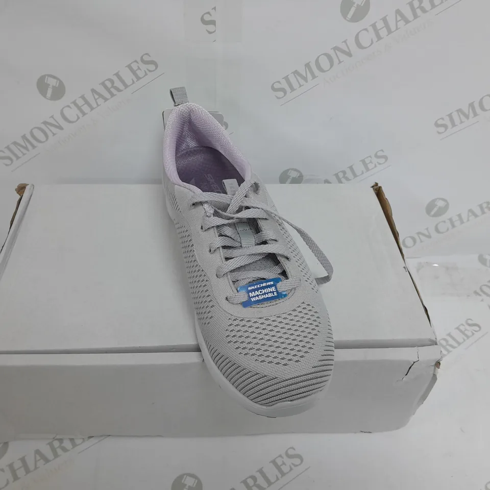 BOXED PAIR OF SKECHERS ARCH FIT TRAINERS IN GREY SIZE 4.5