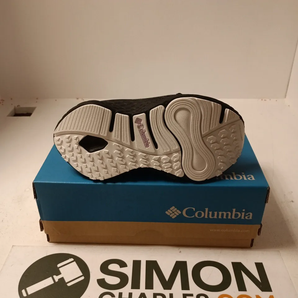 BOXED PAIR OF COLUMBIA KONOS ELEVATE STRAP SANDALS IN BLACK - UK 4