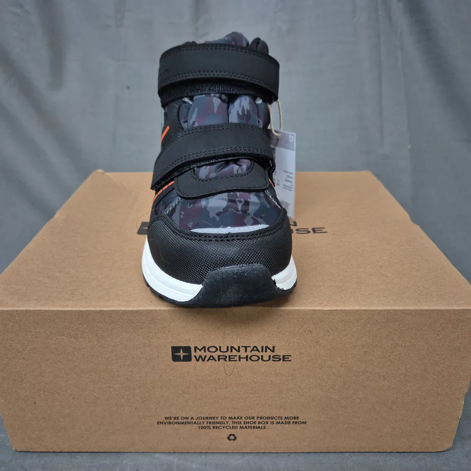 BOXED PAIR OF MOUNTAIN WAREHOUSE JUPITER KID'S ADAPTIVE WATERPROOF WALKING BOOTS IN BLACK/URBAN CAMO/ORANGE UK SIZE 4