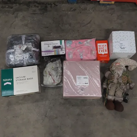 PALLET CONTAINING ASSORTED HOUSEHOLD PRODUCTS. INCLUDES HALLOWEEN MASK, VASE, PARTY GAME CARDS, GNOME, VACUUM STORAGE BAGS, CLOTHES ETC