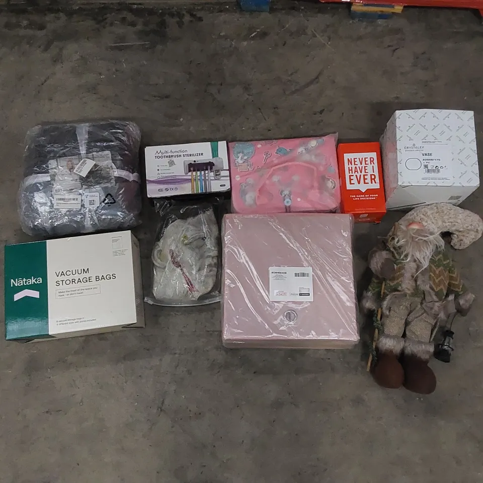 PALLET CONTAINING ASSORTED HOUSEHOLD PRODUCTS. INCLUDES HALLOWEEN MASK, VASE, PARTY GAME CARDS, GNOME, VACUUM STORAGE BAGS, CLOTHES ETC 