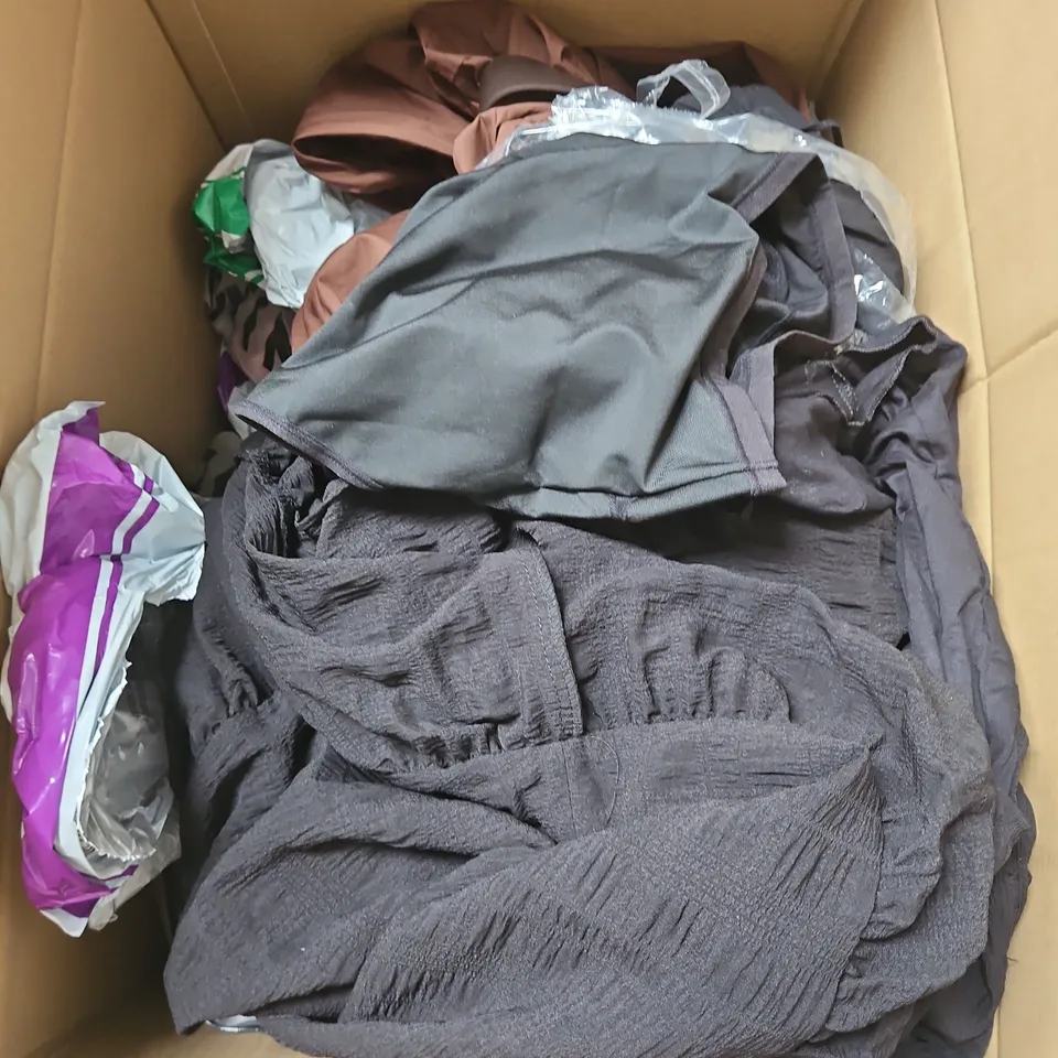 BOX OF APPROXIMATELY 20 ASSORTED CLOTHING ITEMS TO INCLUDE - TOPS - DRESSES - SWIMWEAR - ETC
