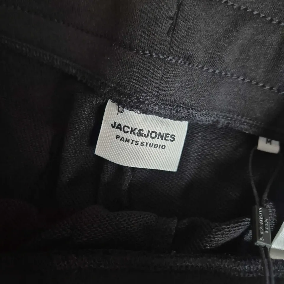 JACK & JONES BRADLEY SWEAT SHORTS IN BLACK - MEDIUM