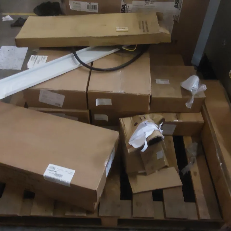 PALLET CONTAINING A LARGE QUANTITY OF CAMSHELVING DRYING RACKS AND OTHER ASSORTED ITEMS