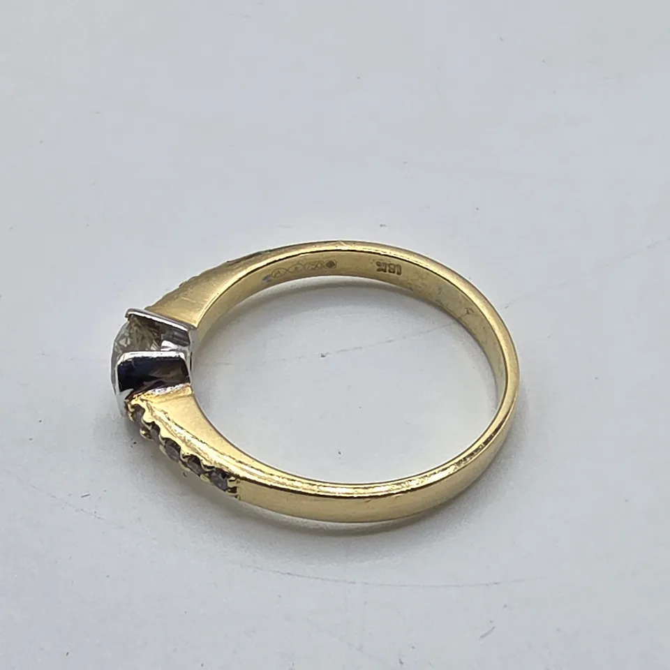 18CT GOLD RING SET WITH A NATURAL DIAMOND & NATURAL DIAMOND SHOULDERS