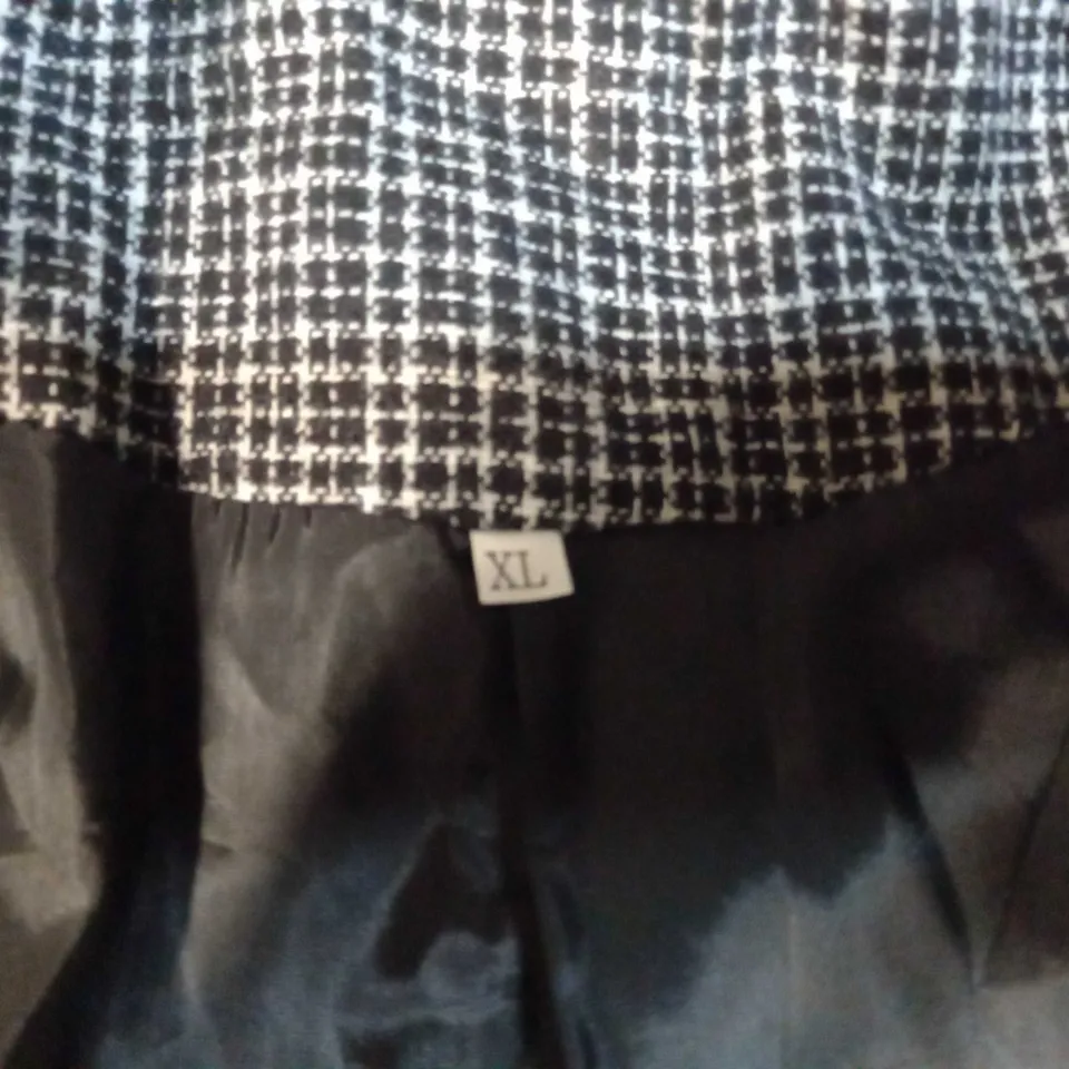BLACK AND WHITE CHEQUERED BLAZER JACKET - SIZE XL