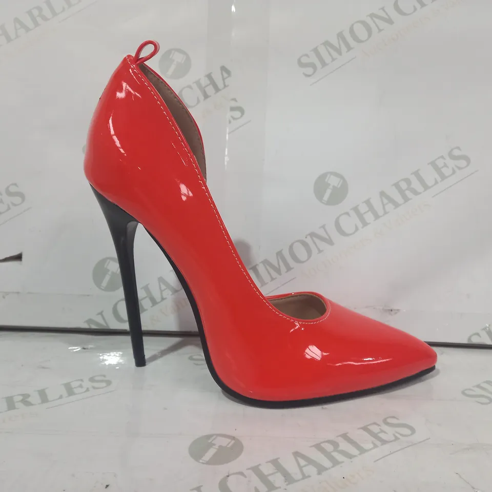 PAIR OF DESIGNER POINTED TOE HIGH HEELS IN ORANGE EU SIZE 38