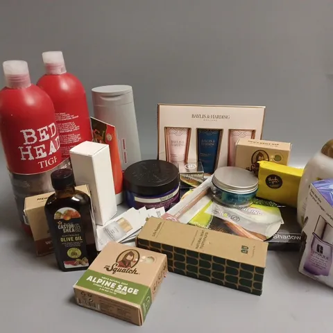 APPROXIMATELY 20 ASSORTED COSMETICS ITEMS TO INCLUDE BAYLIS & HARDING SIGNATURE COLLECTION, CLINIQUE EASY EYE DUO, WOMENS BALANCE BODY CREAM (200ml), ETC