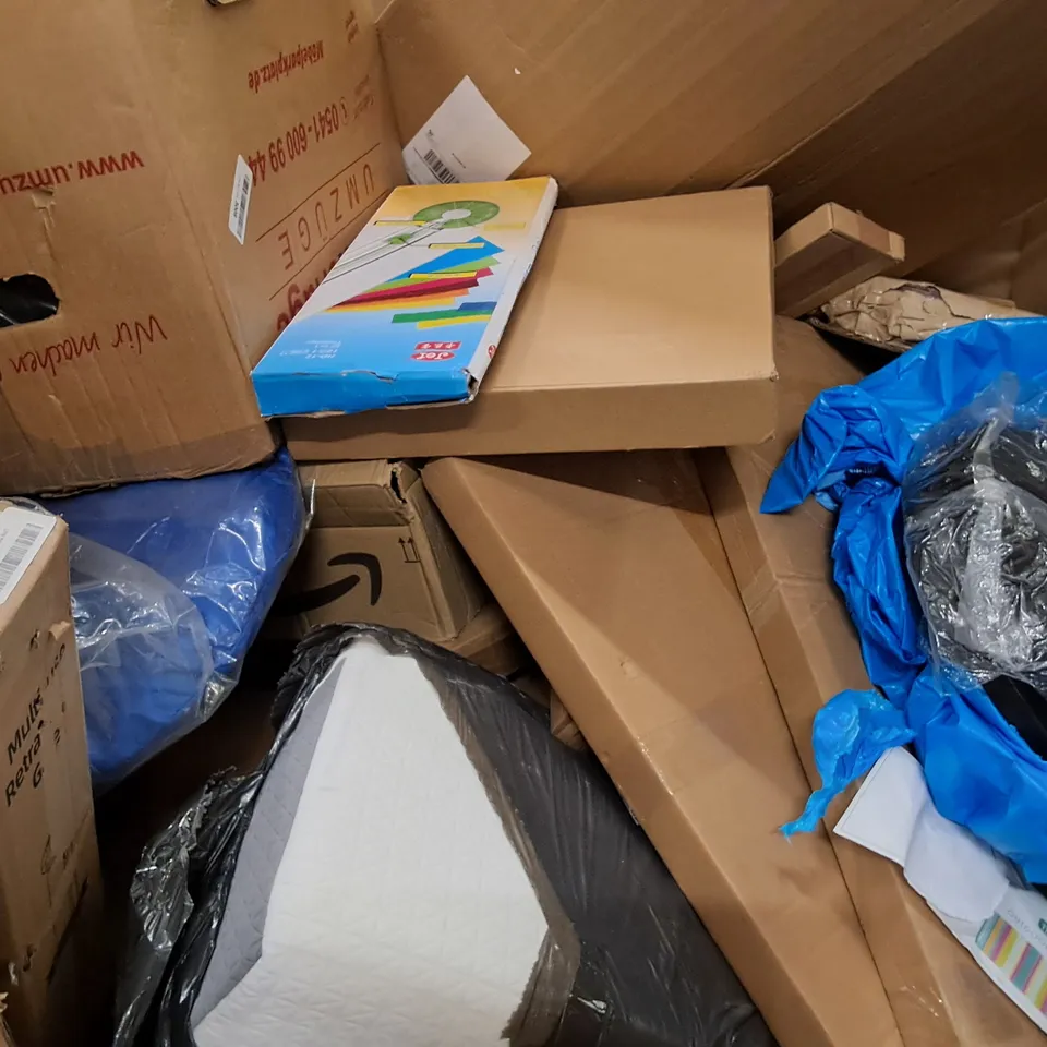 LOT OF ASSORTED HOUSEHOLD ITEMS TO INCLUDE STORAGE BASKETS, WALL CLOCK AND RETRACTABLE GATE 