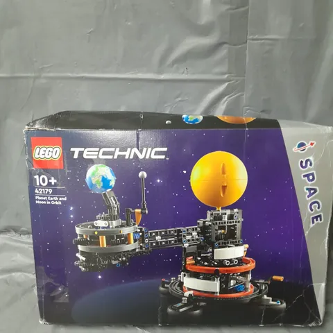 LEGO TECHNIC PLANET EARTH AND MOON IN ORBIT 42179