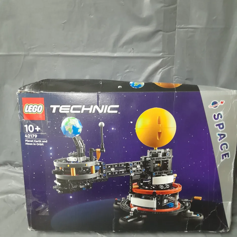 LEGO TECHNIC PLANET EARTH AND MOON IN ORBIT 42179