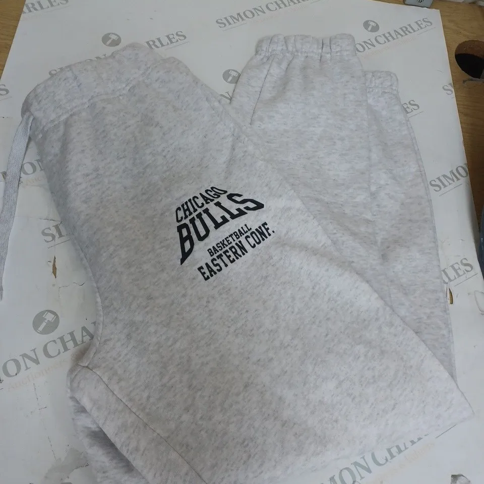 LIGHT GREY CHICAGO BULLS JOGGERS SIZE M