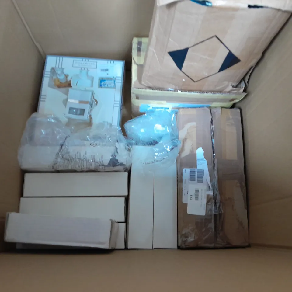 LOT OF APPROXIMATELY 15 ASSORTED ITEMS TO INCLUDE HEATED THROW, TABLE LAMP, DRUM GRATER AND AQUA FACIAL
