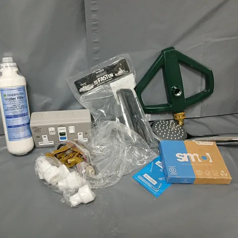 APPROXIMATELY 12 ASSORTED HOUSEHOLD ITEMS TO INCLUDE WATER FILTER, WALL SOCKET, LAUNDRY CAPSULES, ETC