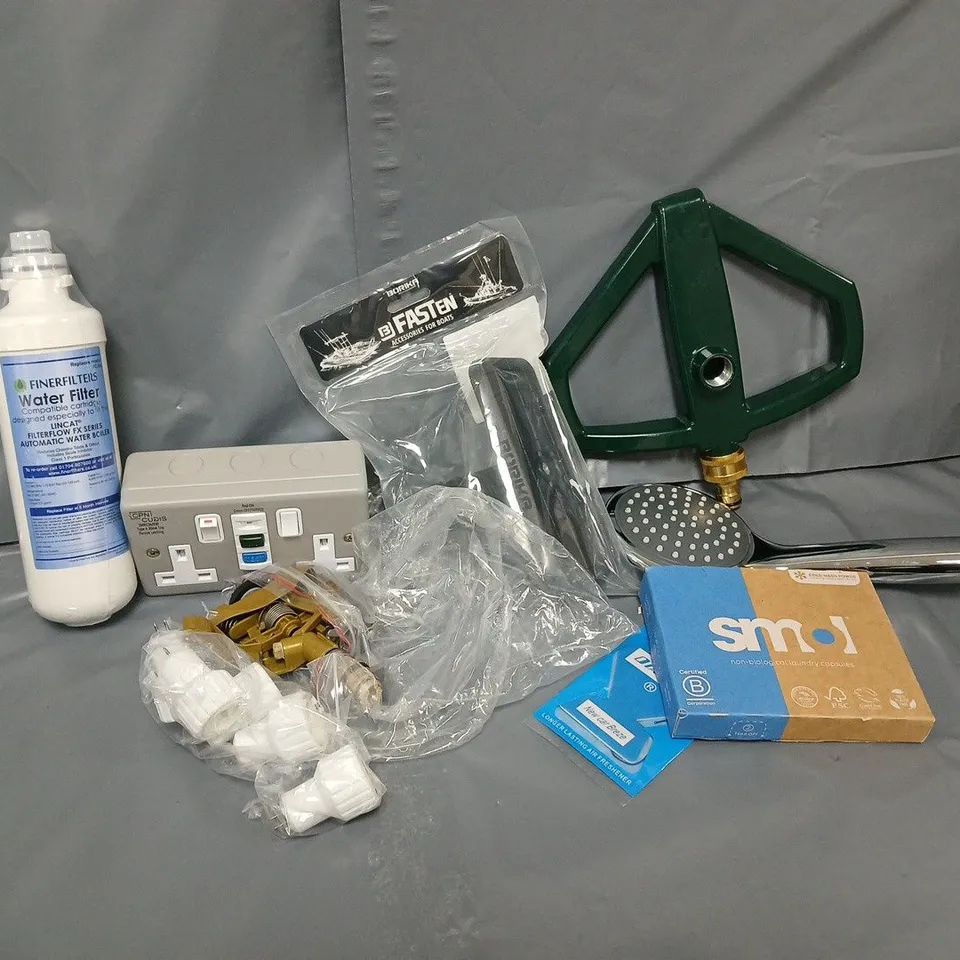 APPROXIMATELY 12 ASSORTED HOUSEHOLD ITEMS TO INCLUDE WATER FILTER, WALL SOCKET, LAUNDRY CAPSULES, ETC