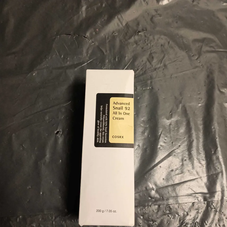 APPROXIMATELY 25 ASSORTED COSMETICS ITEMS TO INCLUDE BED HEAD SHAMPOO AND CONDITIONER, TED BAKER HANDWASH AND COSRX ALL IN ONE CREAM