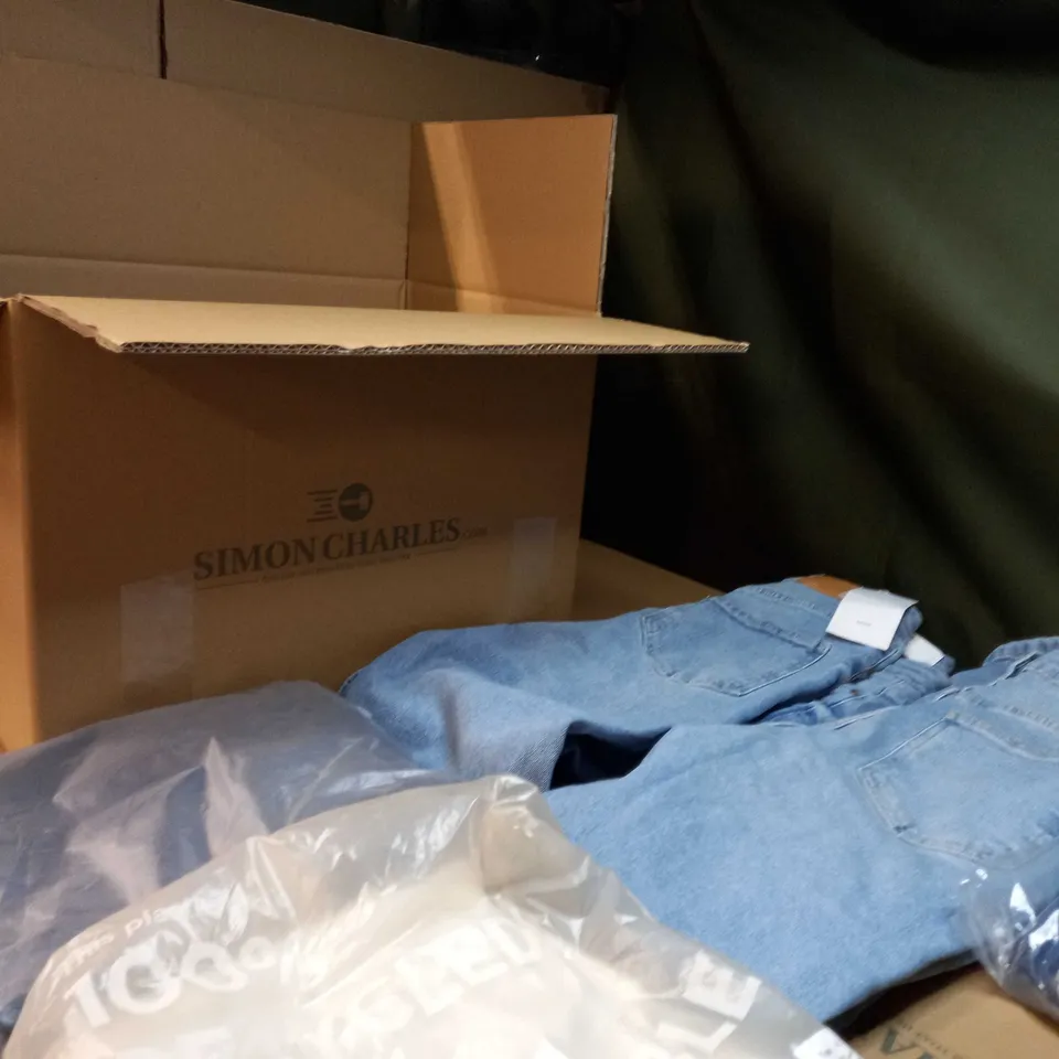 BOX OF APPROX 10 ASSORTED JEANS/DENIM ITEMS VARYING IN SIZE/COLOUR/STYLE