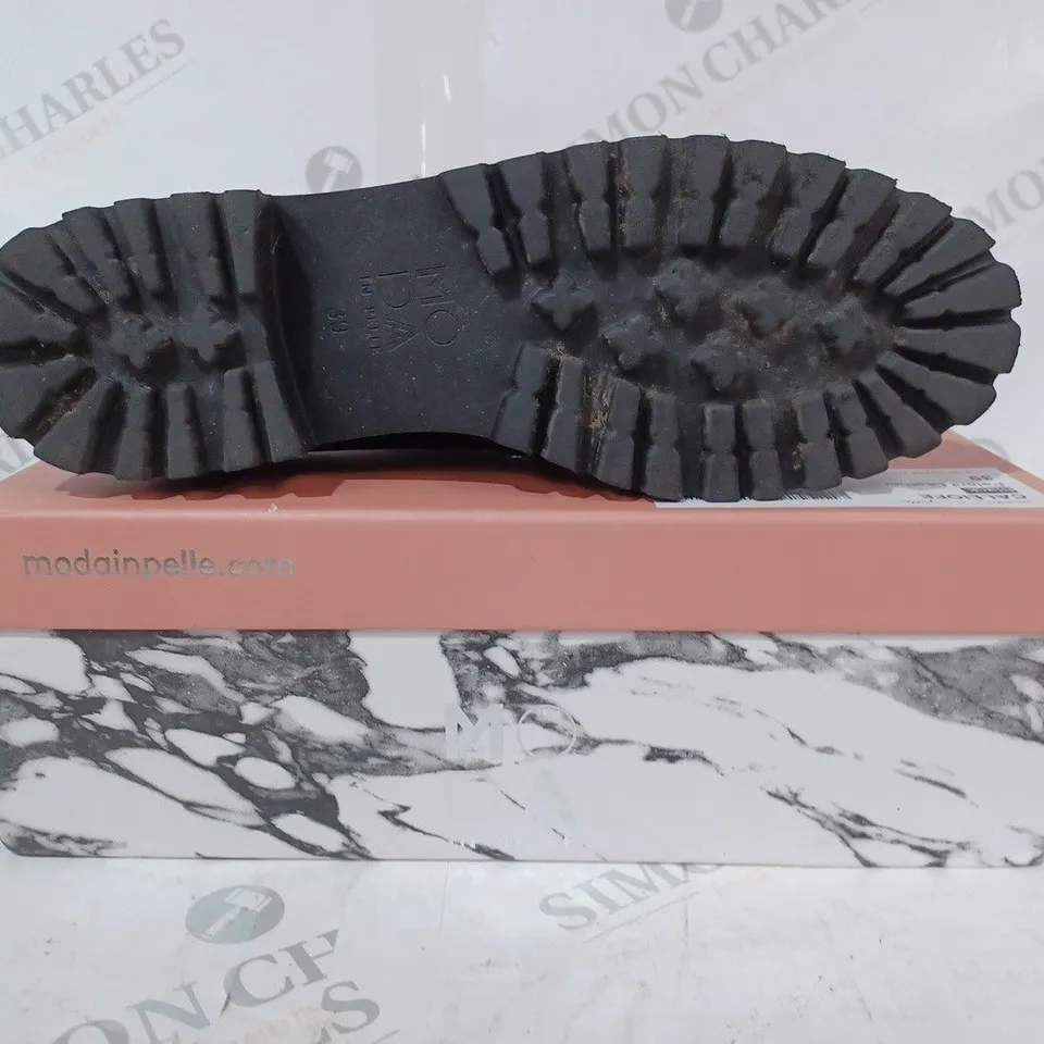 BOXED PAIR OF MODA IN PEELE CALLIOFE LOAFERS IN BLACK SIZE 6