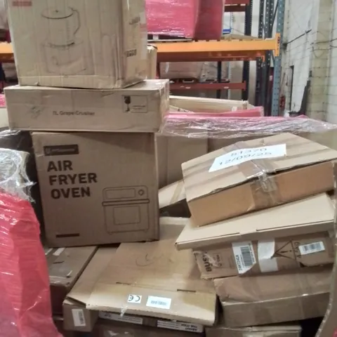 PALLET CONTAINING VARIOUS ASSORTED BOXED HOUSEHOLD ITEMS TO INCLUDE: AIR FRYER, 7L GRAPE PRESSER,BLENDER AND LOTS MORE UNMARKED BOXED ITEMS 