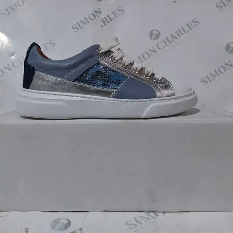 BOXED PAIR OF MODA IN PELLE AURAN TRAINERS IN BLUE/METALLIC SILVER SIZE 4