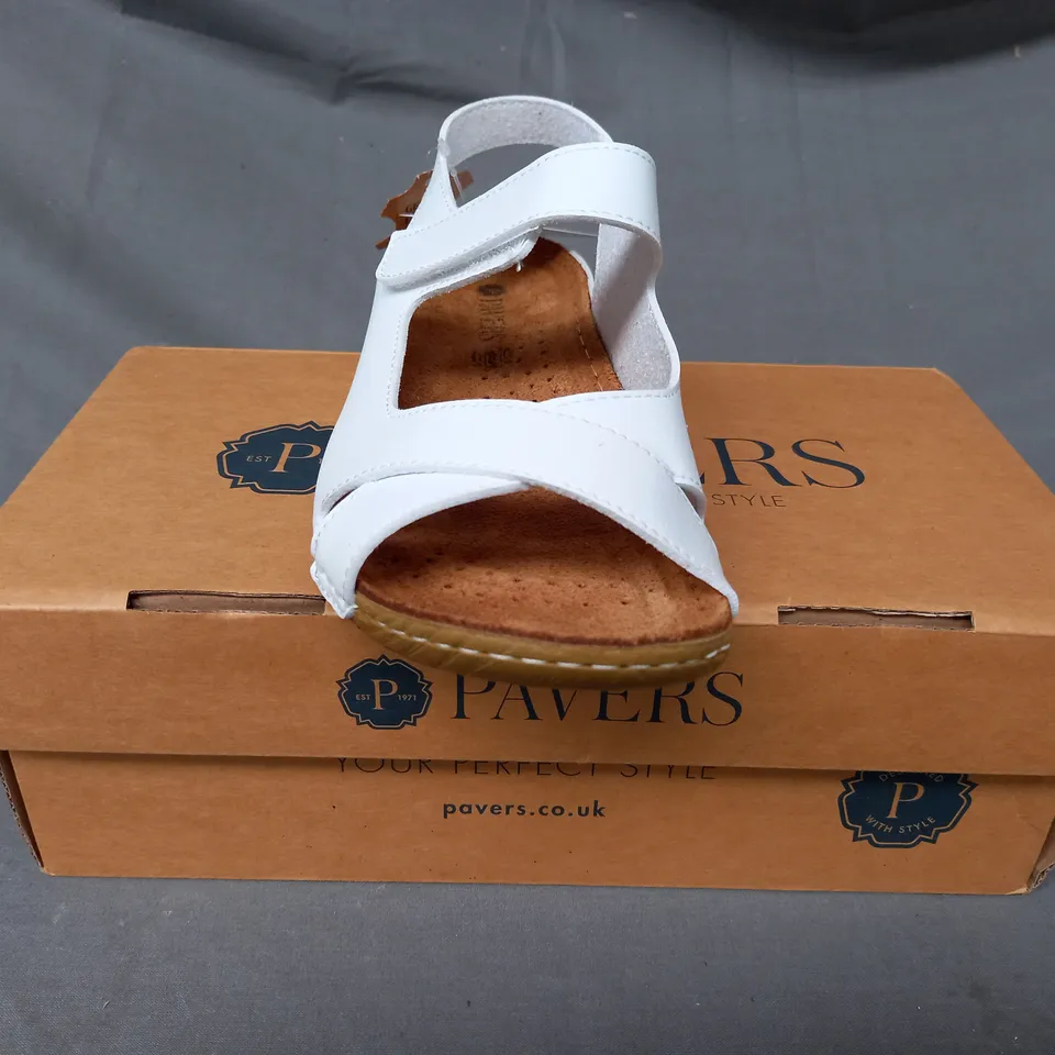 BOXED PAIR OF PAVERS OPEN TOE SANDALS IN WHITE EU SIZE 35