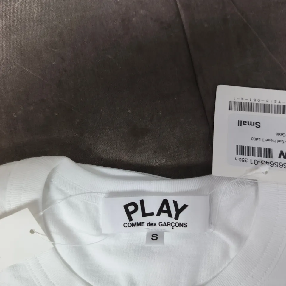CDG PLAY T-SHIRT WHITE WITH HEART LOGO – SIZE S (UK SMALL)