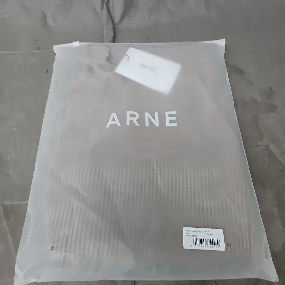 ARNE WAFFLE RELAXED SHORT IN TAUPE – SIZE L 