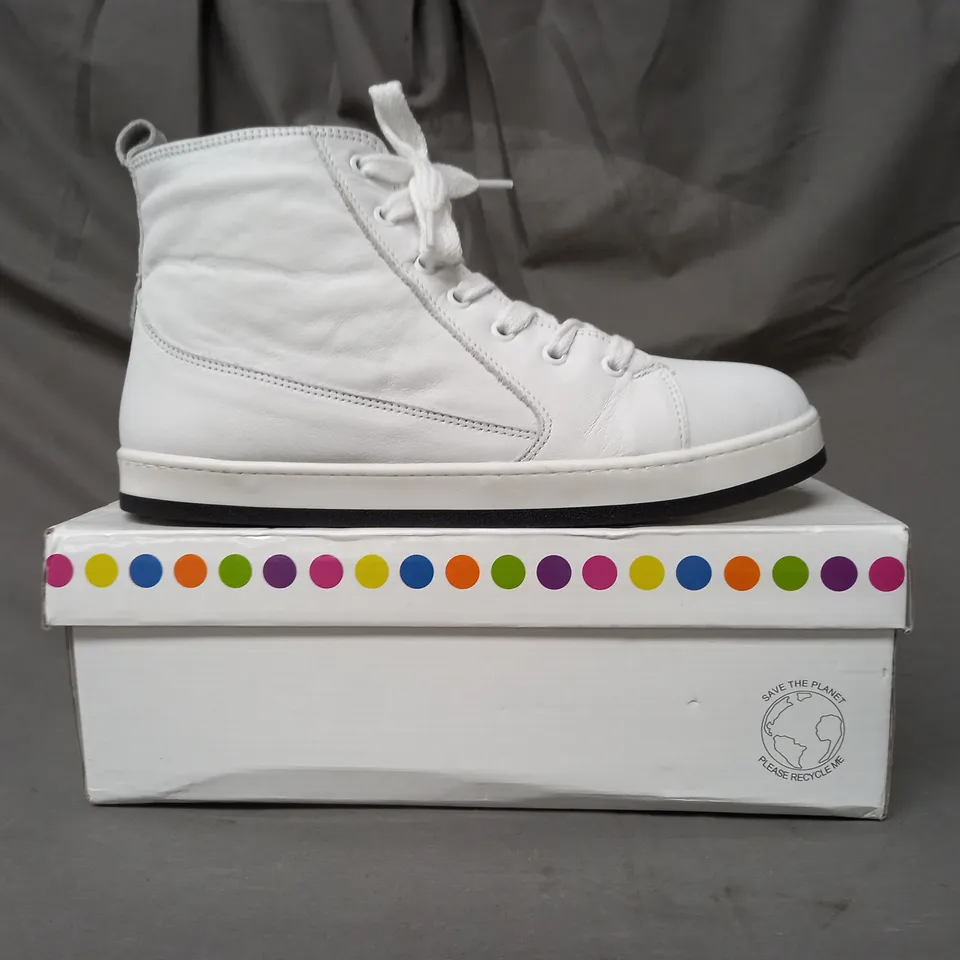 BOXED PAIR OF ADESSO LEATHER HIGH TOP TRAINERS IN WHITE SIZE 7