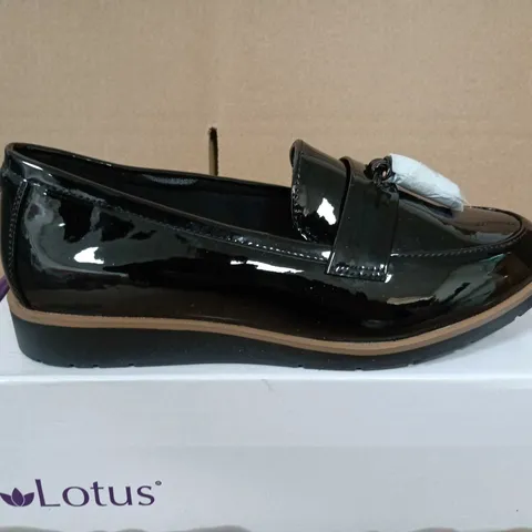 BOXED PAIR OF WOMENS LOTUS WOMEN'S BLACK PATENT LEATHER LOAFERS - UK SIZE 6