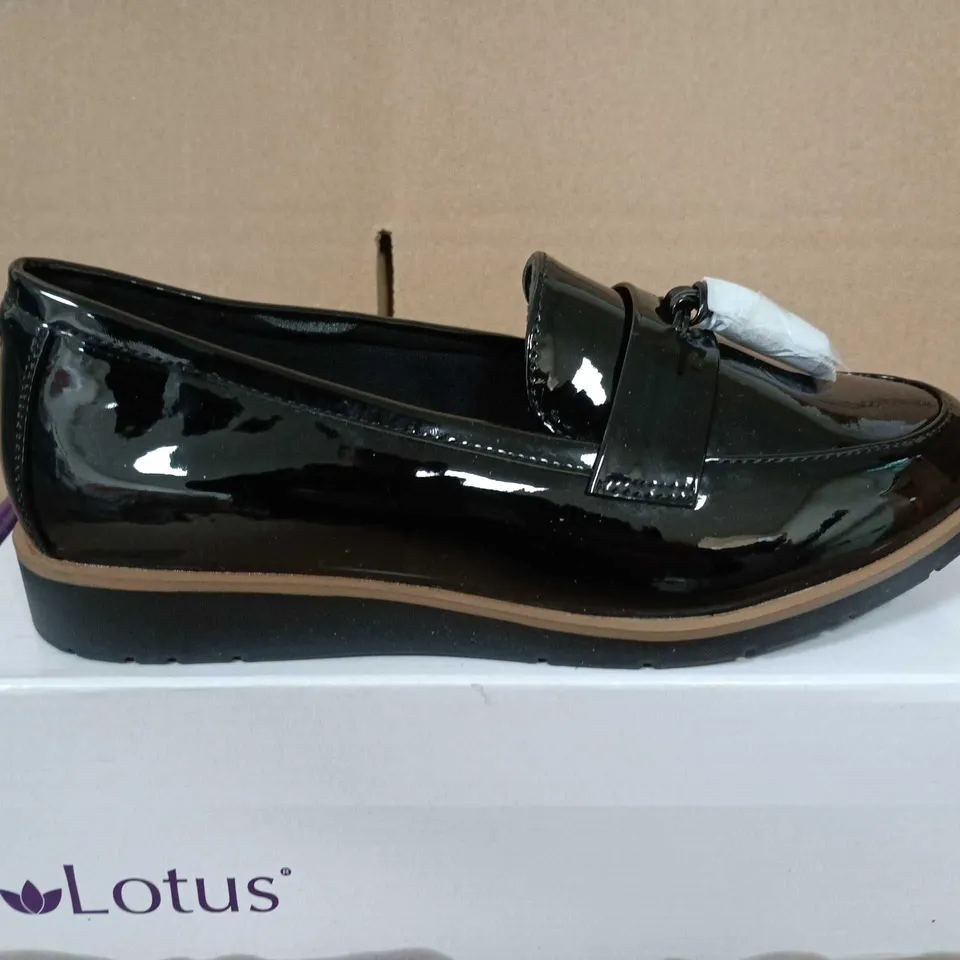BOXED PAIR OF WOMENS LOTUS WOMEN'S BLACK PATENT LEATHER LOAFERS - UK SIZE 6