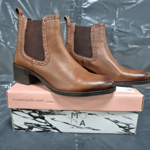 BOXED PAIR OF MODA IN PELLE MILLIA LEATHER BOOTS IN TAN SIZE 6