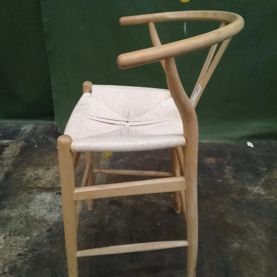 WOODEN BARSTOOL 