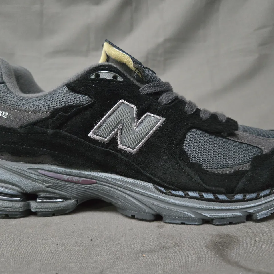 BOXED PAIR OF NEW BALANCE 2002 SHOES IN BLACK/GREY UK SIZE 10.5