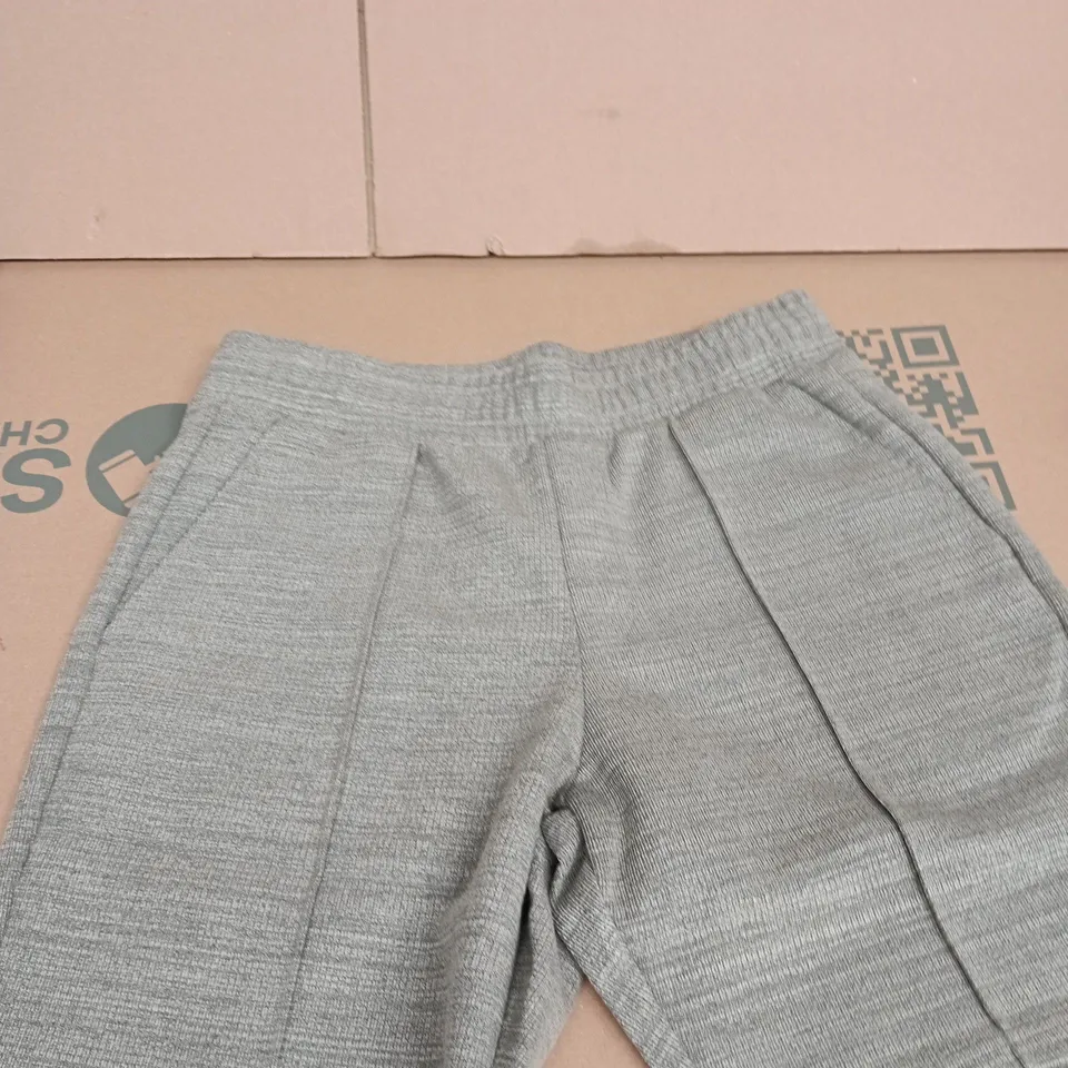 ARNE CAVOUR TEXTURED SHORT IN OLIVE – UK SIZE L
