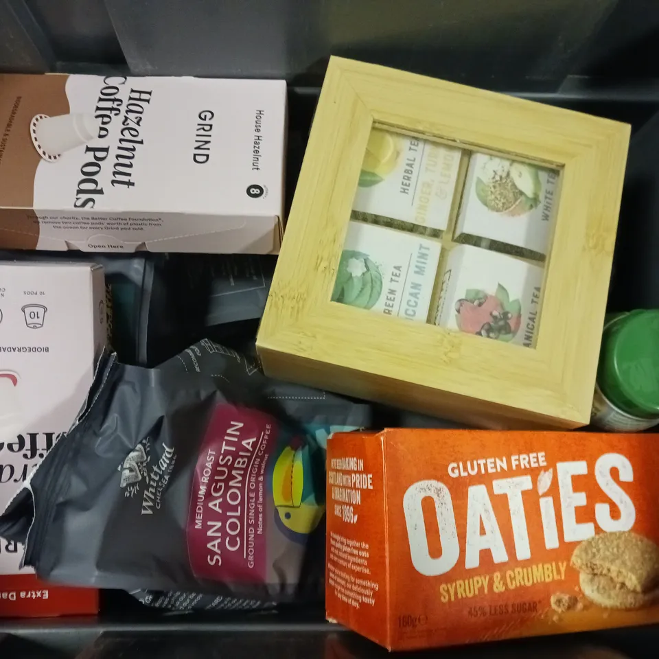 APPROXIMATELY 10 ASSORTED FOOD & DRINK ITEMS TO INCLUDE GRIND COFFEE PODS, WHITTARD HOUSE BLEND, OATIES, ETC