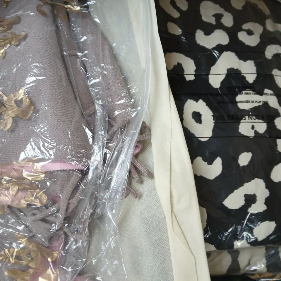 BOX OF APPROXIMATELY 20 ASSORTED CLOTHING ITEMS IN VARIOUS COLOURS, STYLES, AND SIZES - COLLECTION ONLY