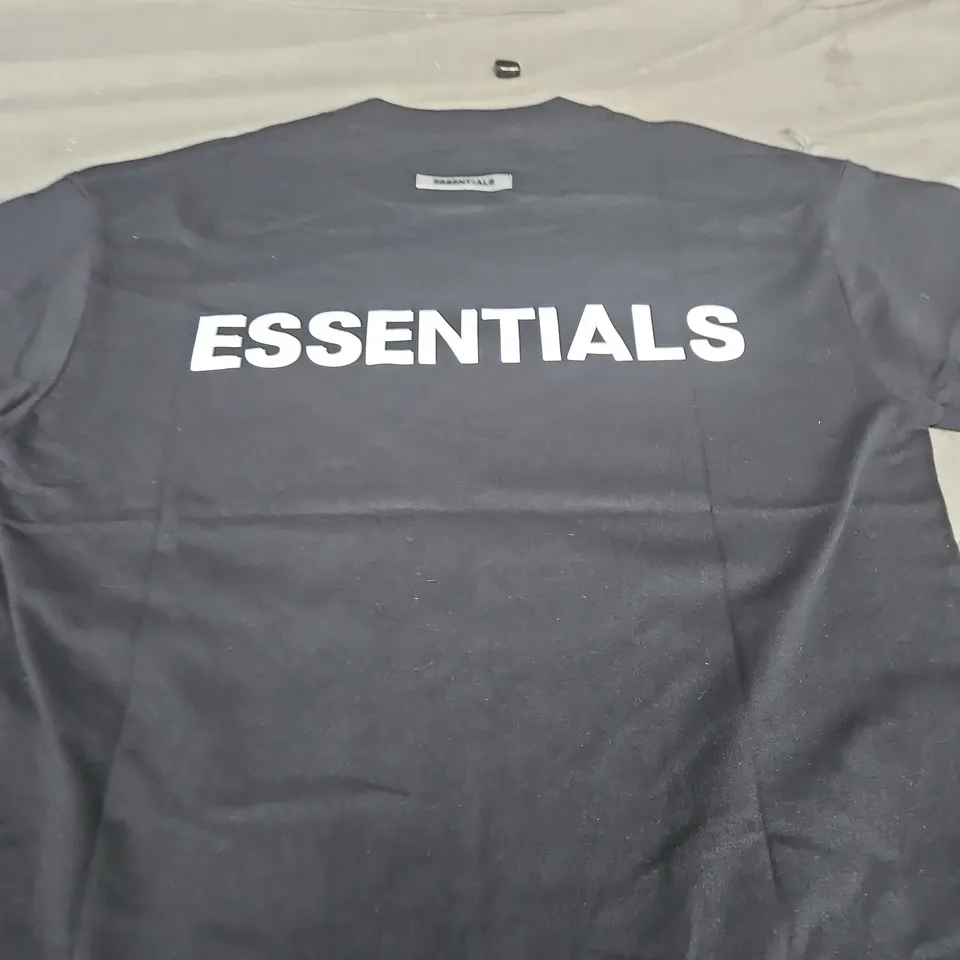 ESSENTIALS CASUAL TEE - SIZE M