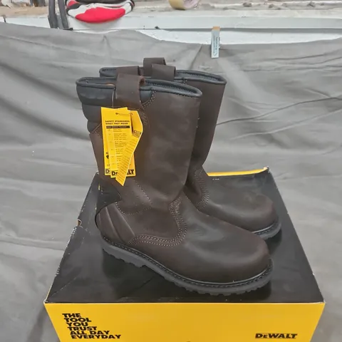 BOXED PAIR OF DEWALT STEEL TOE RIGGER BROWN BOOTS - UK 9