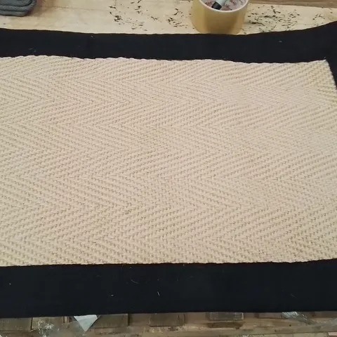 QUALITY DESIGNER AREA RUG - APPROXIMATELY 60X40CM