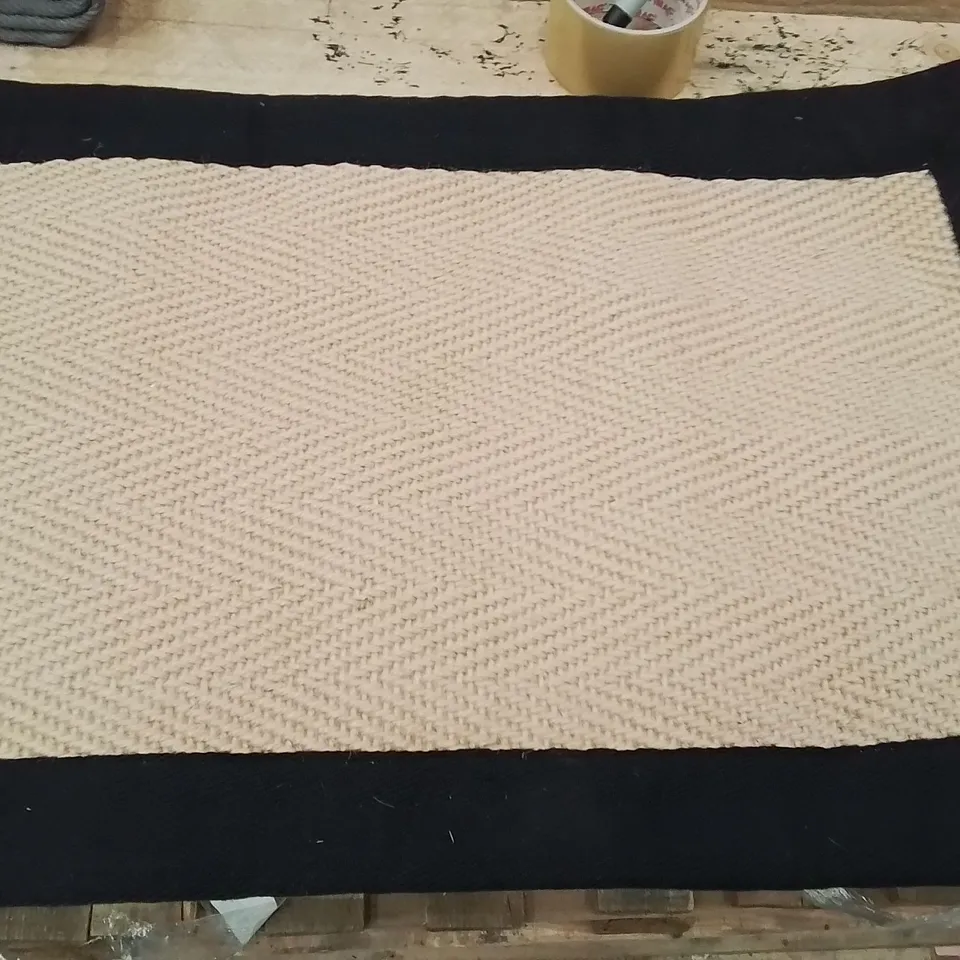 QUALITY DESIGNER AREA RUG - APPROXIMATELY 60X40CM