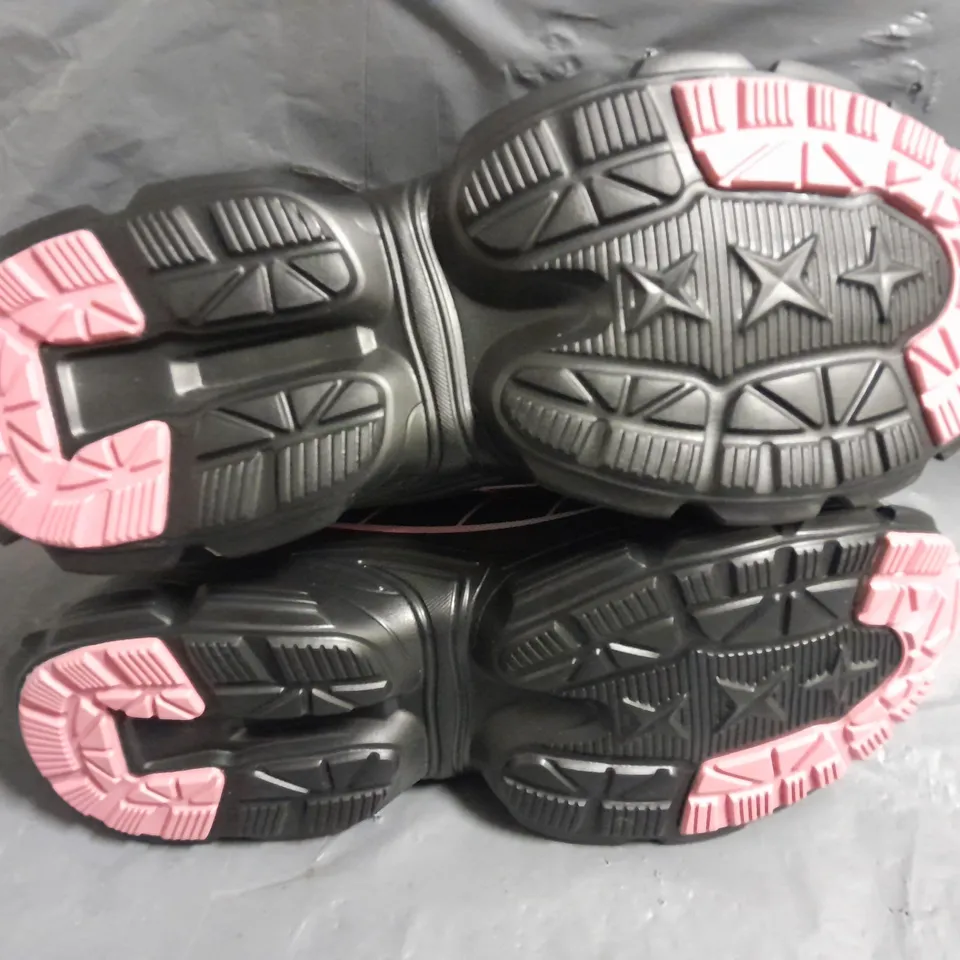 PAIR OF PINK/BLACK SAFETY SHOES - 39