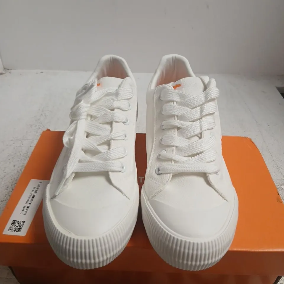ROCKET DOG WHITE CANVAS SNEAKERS, UK 8
