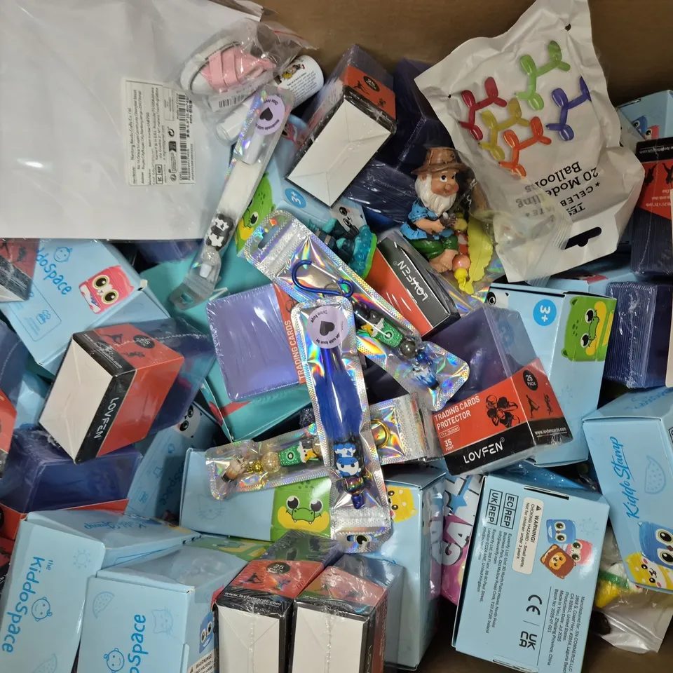 APPROXIMATELY 20 ASSORTED TOYS AND GAMES TO INCLUDE PLAY-DOH SCULPT 'N MOLD CLAY, PLAYING CARDS, ETC - COLLECTION ONLY